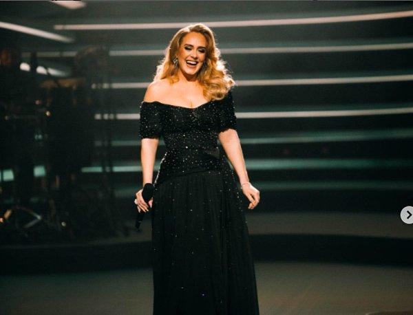 Bütün bu heyecan verici gelişmelere rağmen Adele Instagram hesabında ağlayarak açıklama yaptığı bir video paylaştı.