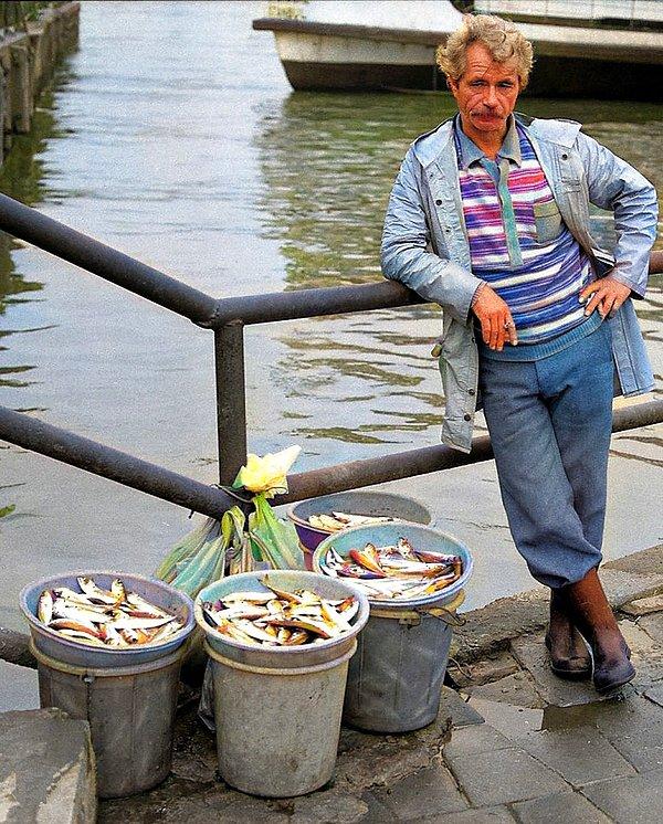 5. Tuttuğu balıkları satmaya çalışan adam, İstanbul, 1982.