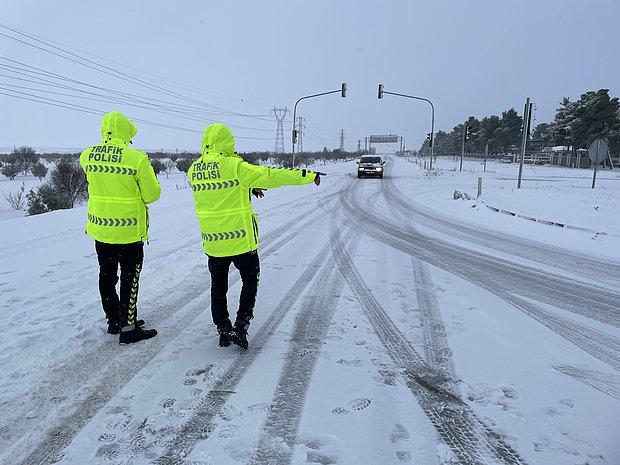 Tüm Yurtta Kar Yağışı Etkili Oluyor: Yollar Kapandı, Geçişlere İzin Verilmiyor
