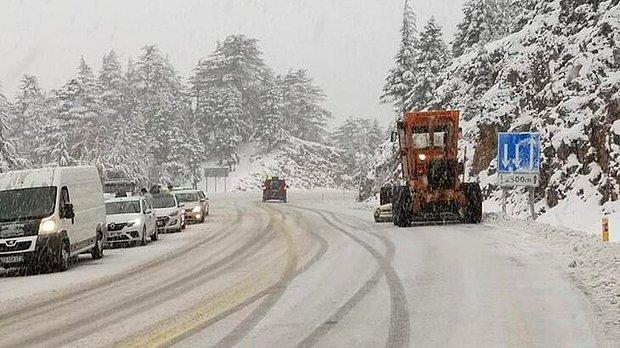 Son Dakika: Yollar Araç Trafiğine Kapatıldı! Kar Yüzünden Hangi Yolları Kapandı? Hangi Yollar Trafiğe Kapalı?