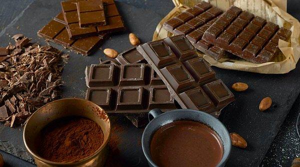 Bitter çikolata, kakao oranı yüksek olan bir çikolata türüdür ve genellikle şeker oranı daha düşüktür.