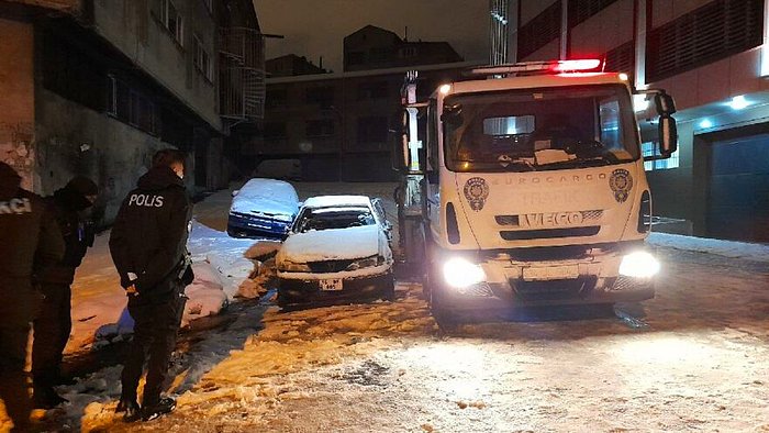 Yıllardır Park Halinde Olan Otomobil Yandı, İçerisinden Erkek Cesedi Çıktı