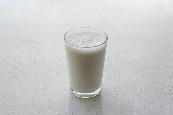 Süt ekşimeye başladığı zaman sütçüler, genelde cenaze sektörünün bozulmayı ve çürümeyi önlemek için kullandığı formaldehiti ekliyordu.
