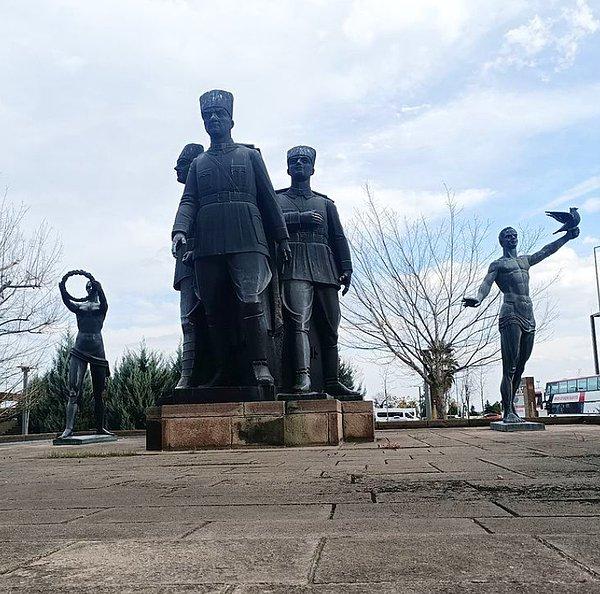 3. Atatürk’ün doğumu anısına dikilen İlk Adım Anıtı…