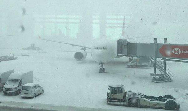 Aprondaki uçaklarda bekleyen yolcular tahliye edildi