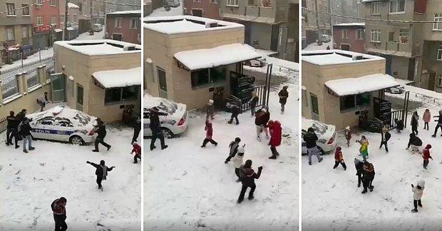 Kar Yağışını Fırsat Bilen Çocuklar Esenler İlçe Emniyet Müdürlüğü'nü Basıp Polislerle Kartopu Savaşı Yaptı
