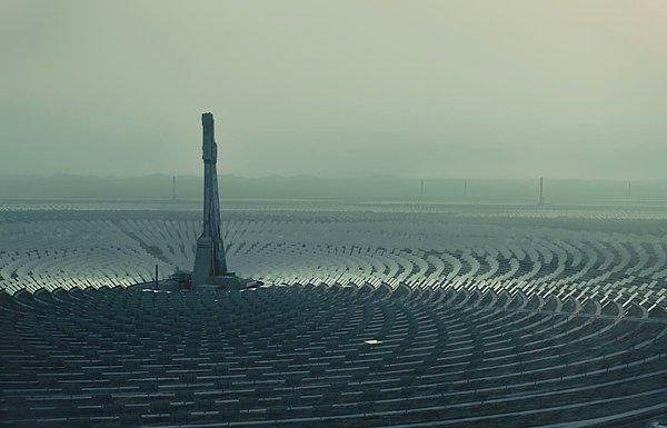 9. Blade Runner 2049 filminin açılış sahnesinde, güneş paneli çiftliği gösteriliyor.
