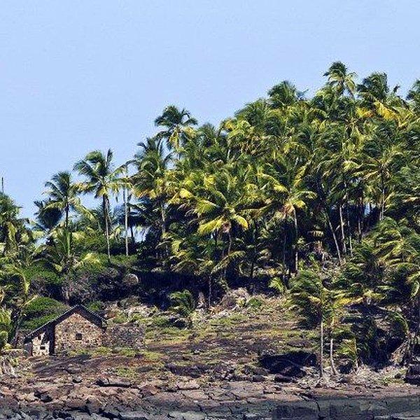 Palmiye ağaçları ve masmavi deniziyle Şeytan Adası dışarıdan tam bir cennet olarak görünüyor.