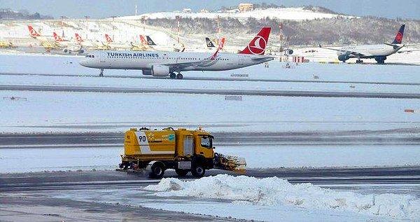 3. İstanbul Havalimanı'ndaki uçuşlar iptal edilmişti. Ertelemenin bu gece 00:00'a kadar süreceği bildirildi.