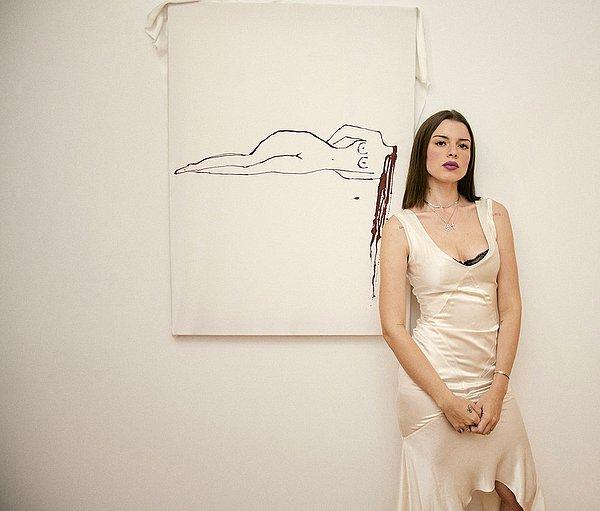 Aynı zamanda bir sanatçı da olan Julia Fox'un kendi kanıyla yaptığı resimlerden oluşan sergi dikkat çekmişti.