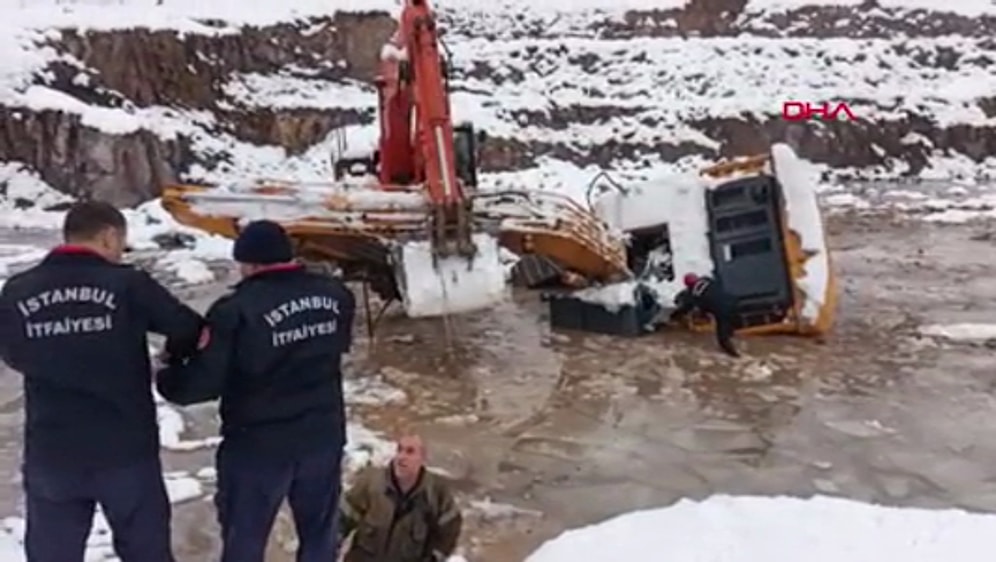 İş Makinesi Su Dolu Çukura Düştü, Operatör Hayatını Kaybetti