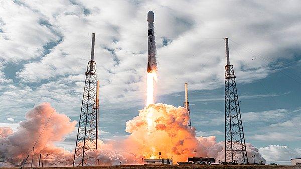 Bilim insanları tarafından 4 ton ağırlığında bir uzay çöpü halini alan roketin, 4 Mart günü Ay’a çarpacağını açıklanmıştı. Roketin Elon Musk’ın şirketi SpaceX’e değil, Çin Uzay Ajansı'na ait olduğu belirlendi.