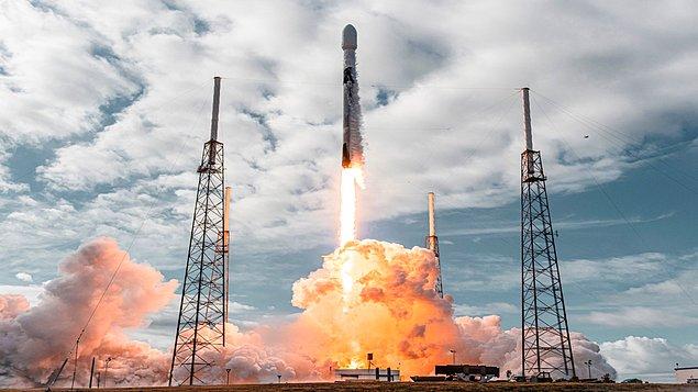 Bilim insanları tarafından 4 ton ağırlığında bir uzay çöpü halini alan roketin, 4 Mart günü Ay’a çarpacağını açıklanmıştı. Roketin Elon Musk’ın şirketi SpaceX’e değil, Çin Uzay Ajansı'na ait olduğu belirlendi.