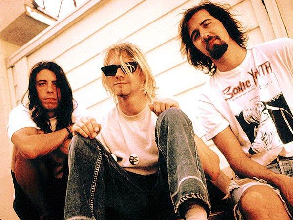 Davul çalmayı eğitimle değil, tamamen sevdiği grupları ve özellikle punk rock dinleyerek kendi başına öğrenen Dave Grohl, Kurt Cobain'in ölümüne dek, Nirvana dağılıncaya kadar grupta yer aldı.