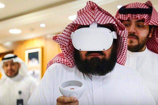 Projede sanal gerçeklik gözlükleri aracılığıyla insanların kendi evlerinden ziyaret edebileceği, Mekke'deki başlıca hac mekanlarının bir simülasyonu yer alıyor.
