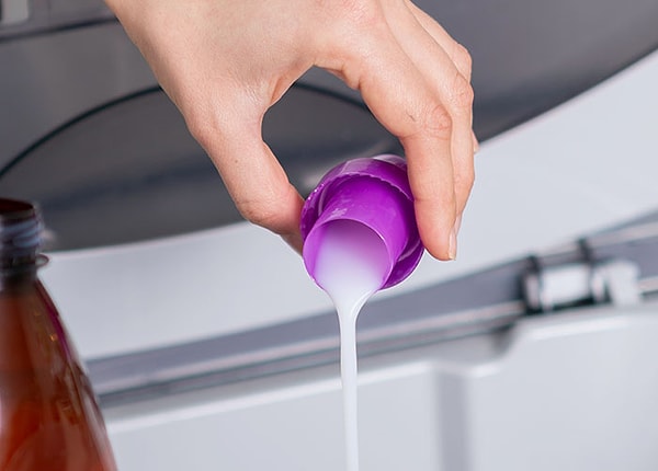 7. Итак, мой папа фактически подтвердил популярную теорию заговора. Я сказал ему о том, что «колпачки для стирального порошка намеренно имеют слишком высокую линию нормы заполнения», и он сказал мне, что это правда. Вы можете обойтись меньшим количеством моющего средства. Также и зубная паста. Вам не нужно выдавливать такое количество пасты, как в рекламе.