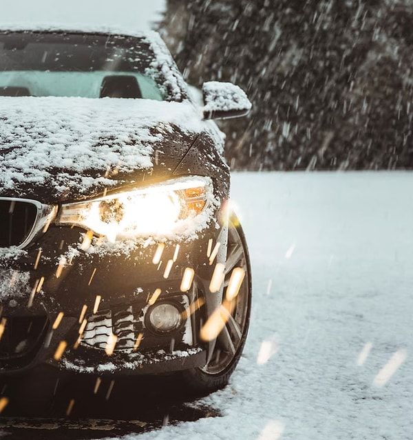 4. Если вы застряли/потерялись в метель во время вождения: A) Не выходите из машины. Вы УЖЕ находитесь буквально внутри убежища. Легче заметить заснеженный автомобиль, чем заснеженный труп. Б) Не оставляйте двигатель включенным. Это метель, твой выхлоп заблокируется, ты вздремнешь. Вжух вжух и ты мертв. Подождите, пока стихнет метель, проверьте чистоту выхлопа, запустите двигатель короткими рывками. C) Если вы проигнорировали эти шаги и теперь идете в метель, потому что ваше чувство направления «безупречно», не снимайте слои одежды! Вам покажется, что вам становится жарко. Это только потому, что вы сжигаете калории. Вы умрете. Ощущение «что вам жарко» — это потеря температуры тела. Если у вас все еще есть разум, вернитесь назад и направляйтесь ПРЯМО к своей машине. Ждите спасения.