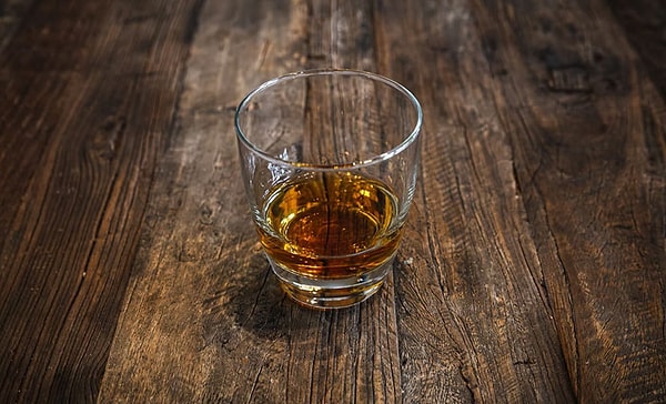 12. Алкоголь не согревает. Вы чувствуете тепло, потому что это расширяет ваши кровеносные сосуды на лице и конечностях, но это заставляет вас терять больше тепла в окружающую среду и, следовательно, заставит вас умереть от переохлаждения быстрее, если что-нибудь.