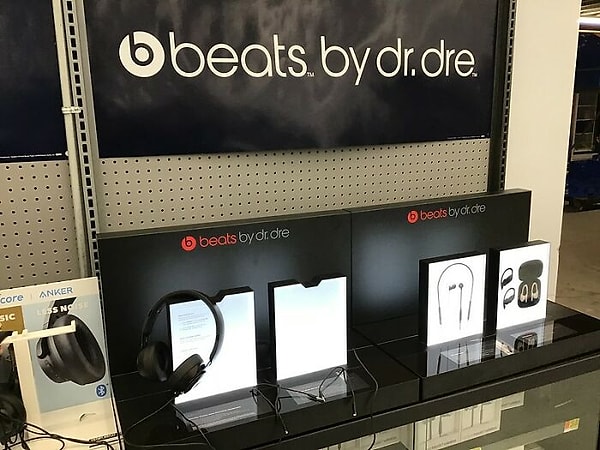 7. Наушники Beats by Dr. Dre. Я почти уверен, что это была Beats by Dre. Но я пошел и нашел свои старые наушники, и, конечно же, там написано «Dr.»