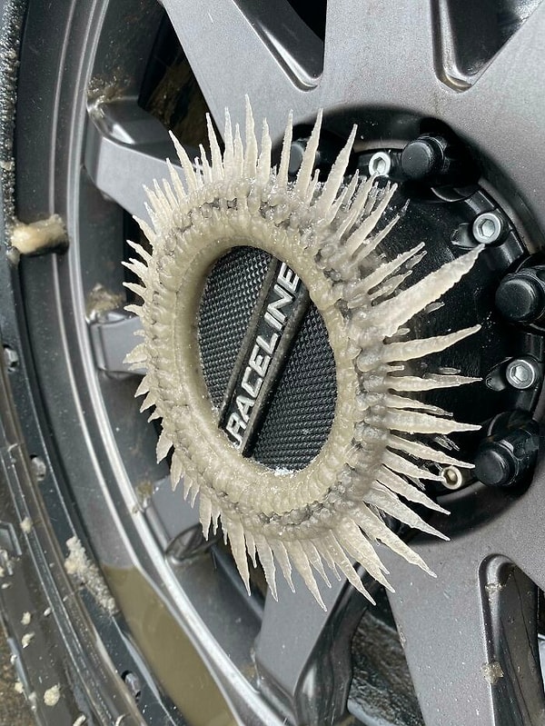 14. Вождение под ледяным дождем превратило эти колеса во что-то похожее из «Безумного Макса»