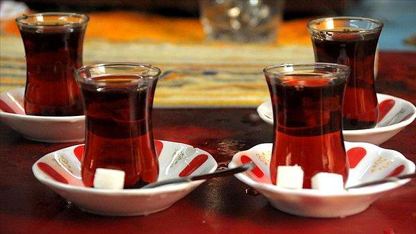 15. “Türkiye’ye gittiğimde herkesin sürekli siyah çay içtiğini gördüm. Kahvaltı olsun, öğle veya akşam yemeği sonrası olsun hiç fark etmeden herkes çay içiyor.”