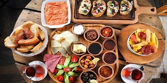 Bize Bir Serpme Kahvaltı Sofrası Hazırla, Karakterini Analiz Edelim!