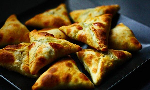 Türkmenlerin hamur yemekleri meşhur demiştik. Sırada ise bir çeşit börek olan somsa var: