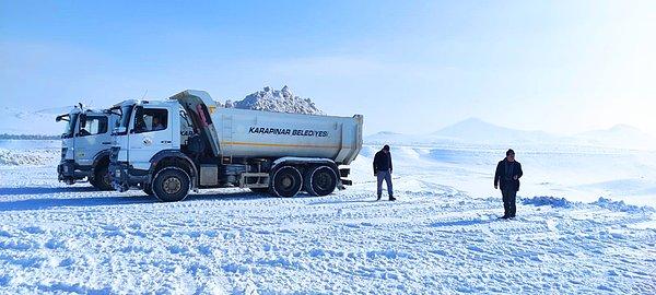 Karapınar Belediyesi ekipleri, ilçe merkezinden kamyonlara yükledikleri kar birikintilerini göle taşıyor. Dünden bu yana 50 kamyon kar birikintisi göle boşaltılırken, kar taşıma çalışmalarına devam ediliyor.