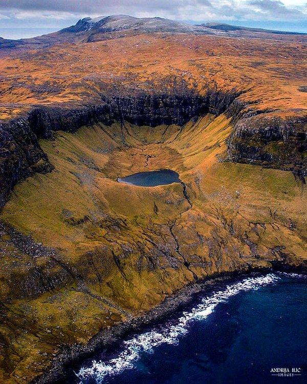 6. Faroe Adaları'nın tepelerindeki gizli göllerden biri: