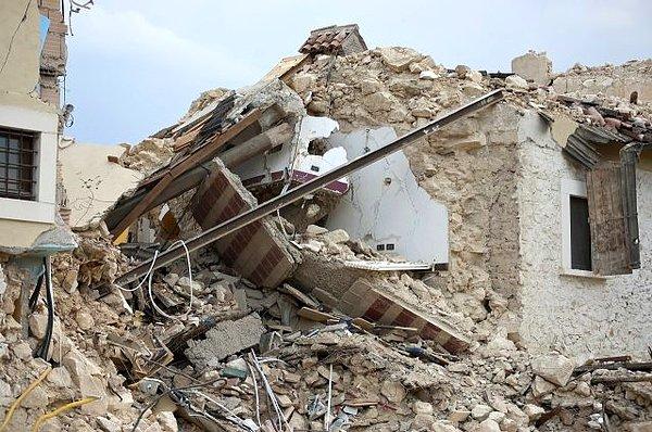 12. Rüyada Depremde Binaların Yıkıldığını Görmek