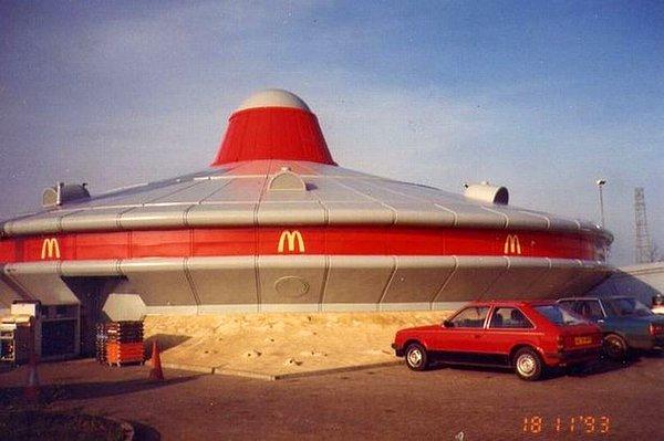 11. 90'lı yıllarda İngiltere'de dokunmatik ekranlı sipariş verebileceğiniz UFO şeklinde bir McDonald's bulunuyordu.