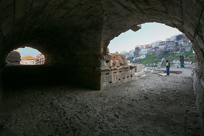 Antik Smyrna Tiyatrosu'nda 2 Bin Yıllık Geçit Bulundu