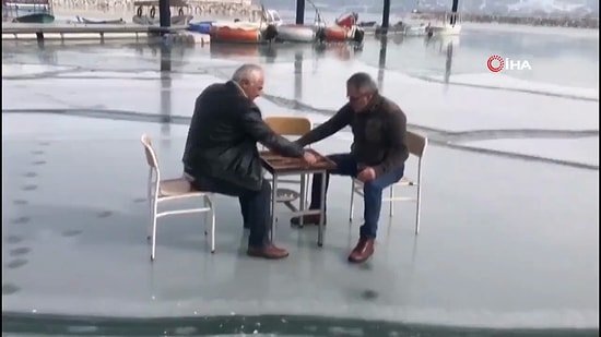 Buz Tutan Eğirdir Gölü Üzerinde Tavla Oynayıp Bisiklete Binen Vatandaşlar