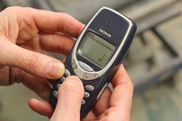 Üçüncü sıradaki ise gerçek efsanenin kendisinden başkası değildi. Nokia 3310, 2004'ten beri 136 milyon kişi tarafından kullanıldı.