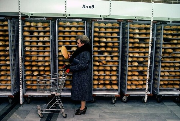 17. Хлеб на продажу в супермаркете. София, Народная Республика Болгария, 1985