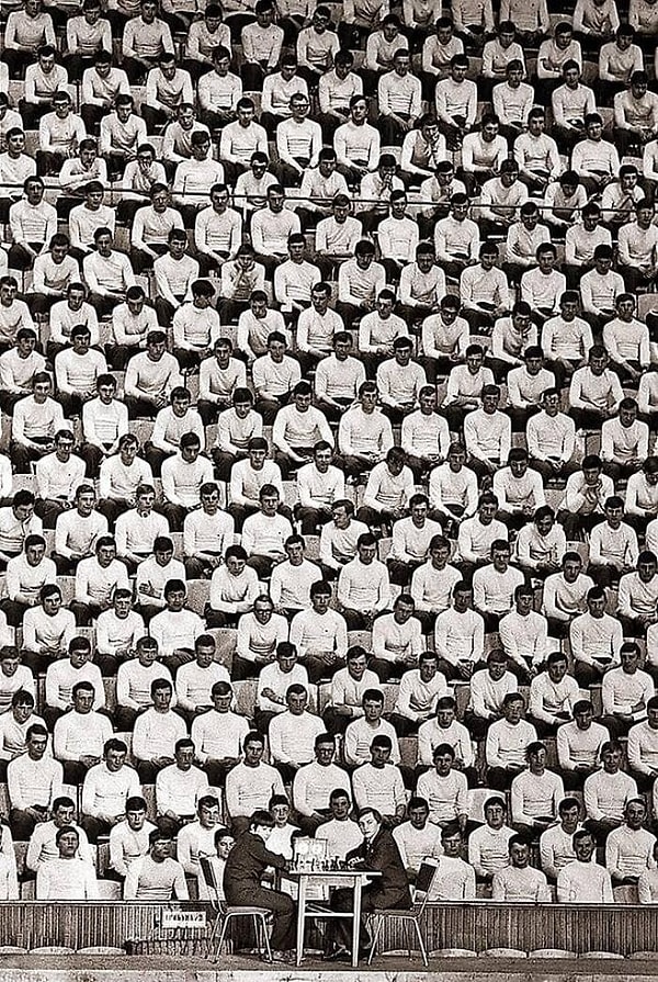 23. Чемпион мира по шахматам Анатолий Карпов (справа) проводит демонстративную игру на спортивном фестивале, посвященном XVIII комсомольскому конгрессу. Фото Владимира Родионов, СССР, 24 апреля 1978