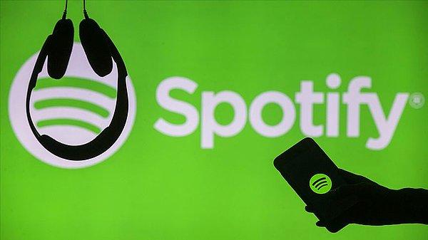 Neler oldu? Hatırlayalım: Spotify son haftalarda yıldız Podcast sunucusu Joe Rogan'ın görüşleri nedeniyle eleştirilerin hedefinde. Şirket, podcastını sadece Spotify'da yayımlaması için 2020'de Rogan'a 100 milyon dolar ödemişti.