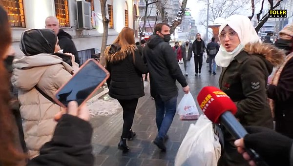 O sırada başka bir kadına mikrofonu uzatan muhabir, 'Bana sorma, gerçekten ayar oluyorum' cevabını aldı.