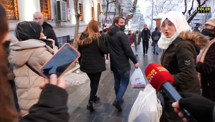 Sokak Röportajı Sırasında 'Telefonunu Çıkar, Markası Ne?' Diyen Kişiye, 'G*tüne mi Sokacaksın?' Diyen Kadın