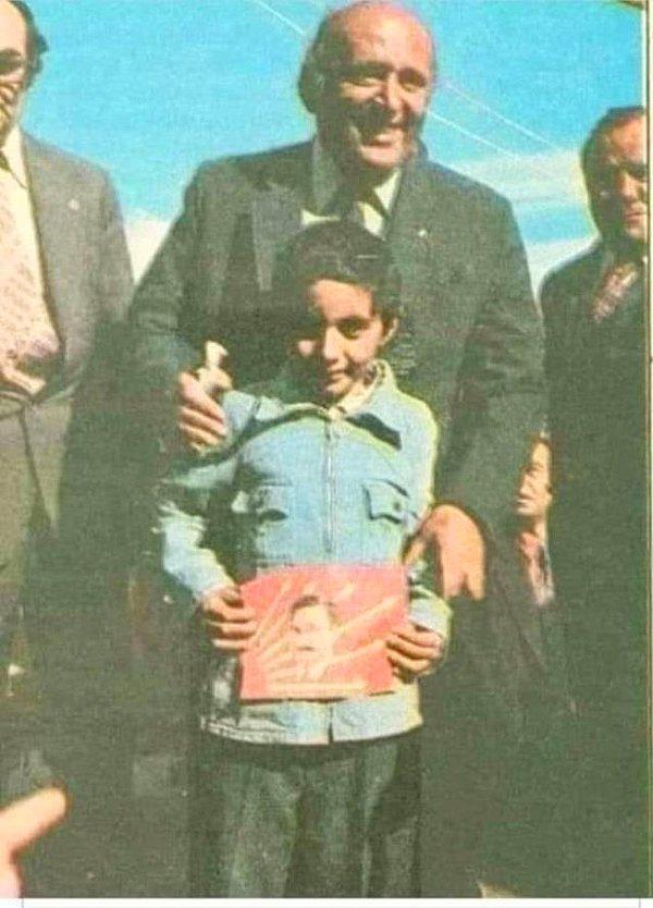 Fotoğraftaki küçük çocuk elinde o zamanlar Süleyman Demirel'in en büyük rakibi Bülent Ecevit'in fotoğrafını taşıyordu. Ecevit'e selam göndermek istiyor ve bunun üzerine de üzerine Demirel, bu talebi memnuniyetle karşılıyor. Demirel "Tabii ki selamını iletebilirsin" diyor ve birlikte kameralara poz veriyorlar...