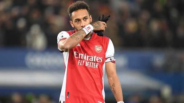 Arsenal forveti Pierre-Emerick Aubameyang, transferini tamamlamak için İspanya'ya geldi.