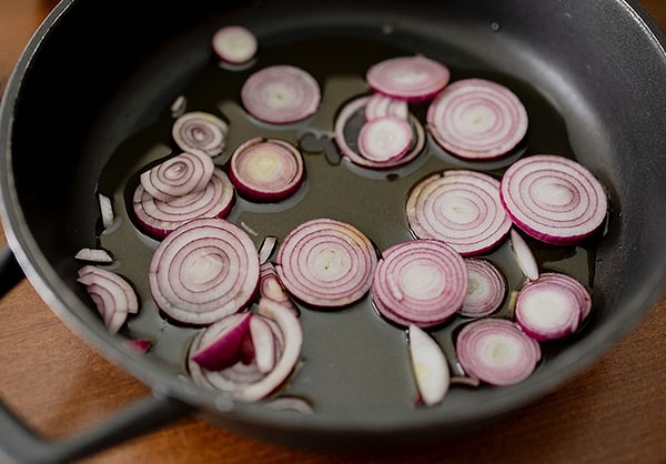 3. "готовьте лук 3 минуты до прозрачности" лол ок, я вернусь к вам через 10 минут, когда он начнет доходить