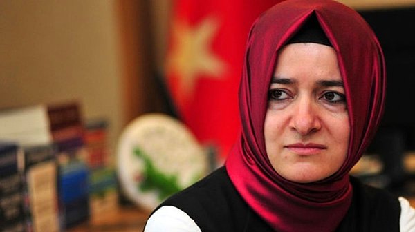 3. Gazeteci Barış Terkoğlu, AKP İstanbul Milletvekili Fatma Betül Sayan Kaya‘nın AKP döneminde İBB yönetiminden aldığı bursları ve yapılan usulsüzlükleri anlatarak şimdiki İBB yönetiminin Kaya hakkında inceleme başlattığını da duyurdu.