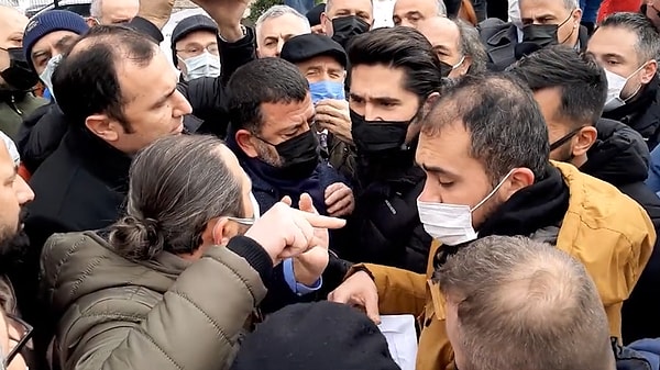 Polis, kalabalığın dağılması için uyarıda bulundu. Bunun üzerine polis ile grup arasında arbede yaşandı.