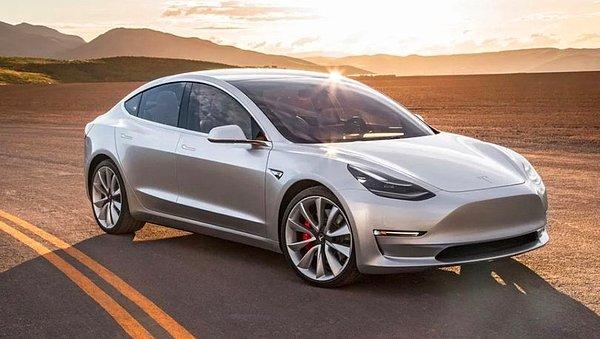 Full Self-Driving, Tesla’nın daha yaygın olarak kullandığı Autopilot sürücü yardım sisteminin daha gelişmiş hâli olarak karşımıza çıktı. İsimlerine rağmen, hiçbir sistem insan eli değmeden bir arabayı çalıştıramıyor.