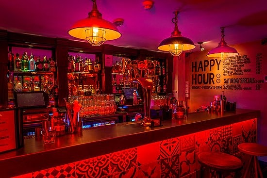 İngiltere'de Bir Bar Giriş Ücretlerini Cinsel Kimliğe Göre Belirledi: Heteroseksüel 112 Pound Ödeyecek