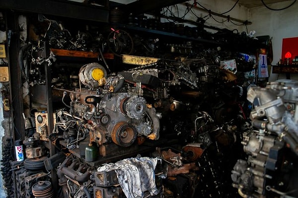 9. Работал в механическом цехе. Мне сказали, что основными тремя правилами были следующие: 1) Знайте, где находится кнопка аварийной остановки на каждой машине. 2) Если вы не будете трогать его пенисом, не трогайте его пальцем. 3) Если что-то падает, пусть оно ударится об пол (не пытайтесь поймать падающее).