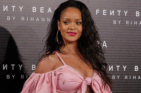 Pop müziği olduğu gibi güzellik sektörünün de kraliçesi olma yolunda ilerleyen Rihanna yıllardır giydiği her kıyafetiyle, yaptığı her tarz değişikliğiyle konuşuluyor bildiğiniz üzere.
