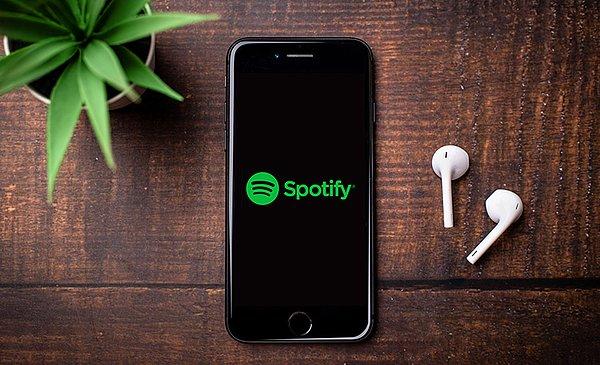 Eleştirilerin hedefinde olan Spotify, Covid-19'dan bahseden tüm podcastlare uyarı niteliğinde tavsiyeler eklemek için çalışma başlattıklarını açıklamıştı.