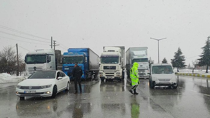 Olumsuz Hava Koşulları Ulaşımı Etkiledi: Konya-Antalya Kara Yolu Ulaşıma Kapatıldı!